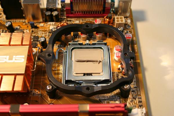 Applying cooling grease to the CPU